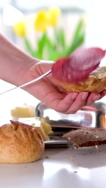 切碎的香肠落在白面包上 慢动作优质Fullhd影片 — 图库视频影像