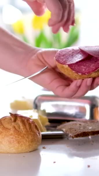 Schinken Scheiben Geschnitten Auf Brot Mit Salat Hochwertiges Fullhd Filmmaterial — Stockvideo