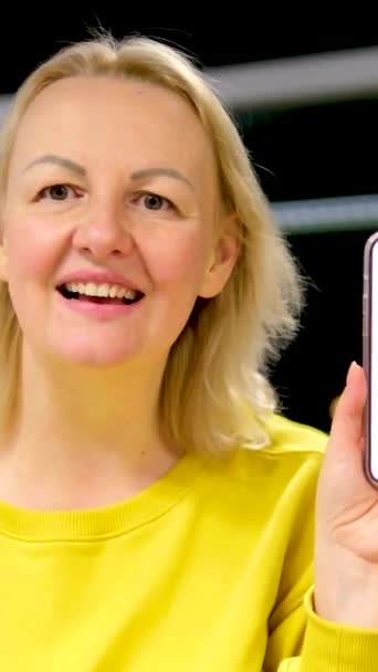 Táncol Kezében Telefon Fehér Képernyő Reklám Hely Szöveges Öröm Mosoly — Stock videók