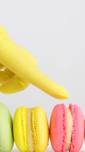 Macarons Liggen Tafel Een Hand Een Gele Handschoen Gehouden Zet — Stockvideo