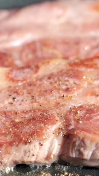 Kızartma Tavasında Biftek Kızartma Yüksek Kalite Görüntü — Stok video
