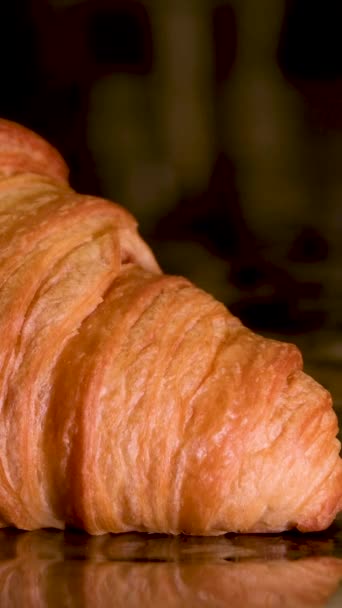 Ein Croissant Steht Auf Marmor Braunen Teller Behandschuhte Hände Liefern — Stockvideo