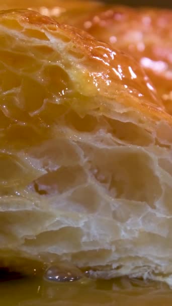 Corte Rotación Croissant Fresco Cámara Lenta Imágenes Alta Calidad — Vídeos de Stock