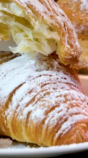 Delicioso Croissant Fresco Recién Horneado Plato Manos Enguantadas Tómelo Romperlo — Vídeo de stock