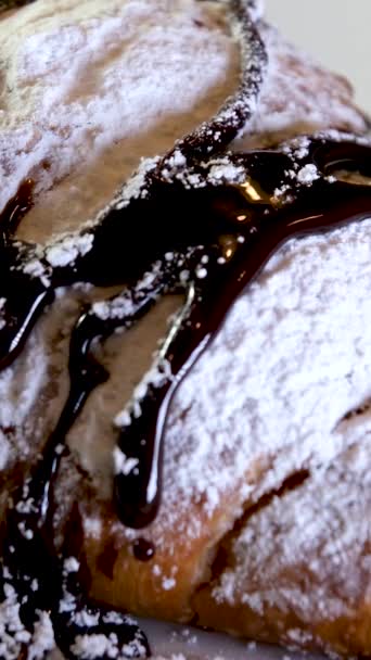 Chocolat Versé Sur Croissant Close Chocolat Avec Croissant Sur Une — Video