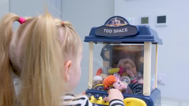 Kaukasische Mädchen Spielen Spielzeugkran Automaten Krallen Spiel Oder Kabinett Das — Stockvideo