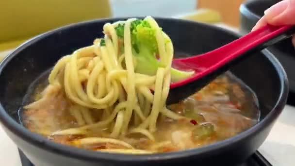 Γαρίδες Duppling Σούπα Μπολ Ασιατικό Φαγητό Στυλ Χοιρινό Και Γαρίδες — Αρχείο Βίντεο