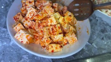 Kurutulmuş kekik, fesleğen, kekik ve sarımsaklı vejetaryen tofu peyniri. Döndürme video. Yüksek kalite 4k görüntü