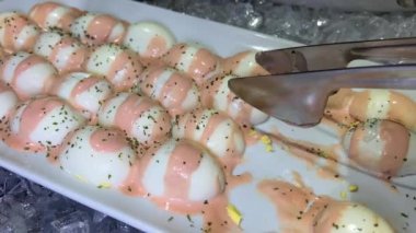 Doldurulmuş yumurtasız ne güzel bir masa, kırmızı biber ve kırmızı havyar formuna ilginçlik ekle, ve aperatifin yeni bir tat ile ışıldayacak. Doldurulmuş yumurta pişirmeyi. Yüksek kalite 4k görüntü