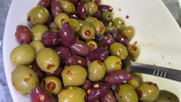 オリーブ オリーブに新鮮なオリーブオイルを注ぐショット 白い背景に回転 スローモーション 閉じる マクロ 地中海の新鮮な健康食品成分 高品質4K映像 — ストック動画