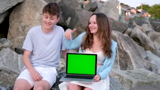 Menino Menina Adolescentes Segurando Verde Tela Suas Mãos Laptop Rindo — Vídeo de Stock