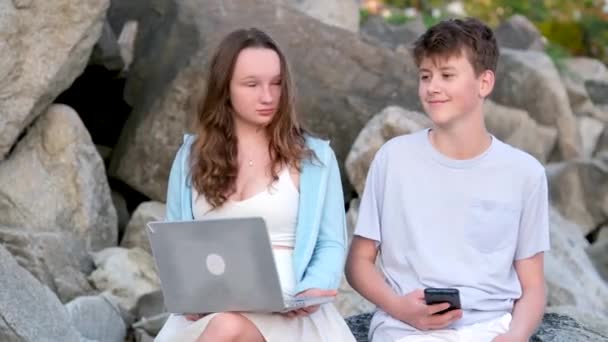Mladé Dívky Chlapec Teenageři Dívají Sebe Dívka Vypadá Chlapec Rozpačitě — Stock video