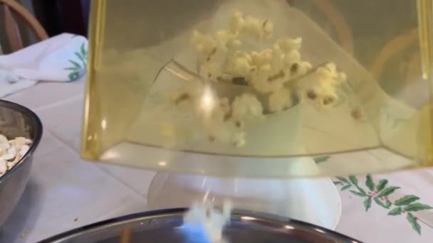 Statický Záběr Čerstvého Popcornu Vyrobeného Průmyslovém Stroji Popcorn Kukuřice Která — Stock video