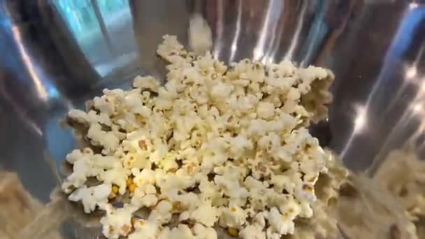 Čerstvě Uvařený Popcorn Padající Železný Talíř Vyšívané Ubrusy Zelené Listí — Stock video