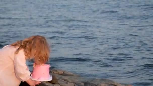 Una Bambina Vestito Rosa Mettere Una Piccola Torta Rosa Una — Video Stock