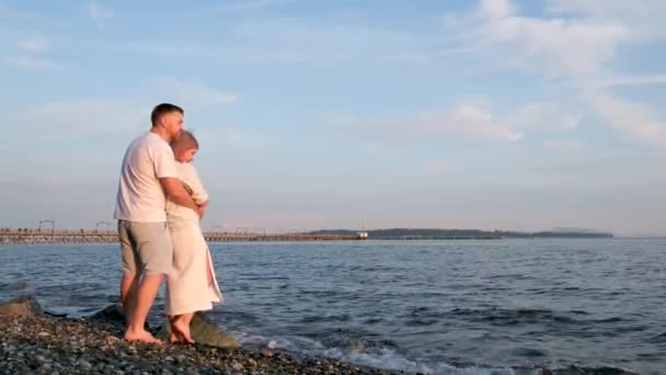 Amore Sposato Coppia Donna Uomo Adulti Abbracciarsi Dal Retro Guardare — Video Stock