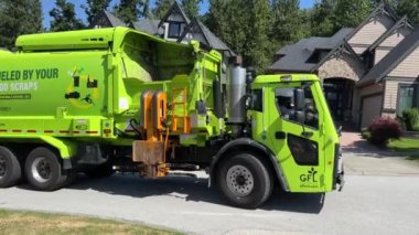 Gıdalarınızın YAZIKLARININ DÜŞÜNDÜRÜNÜNCÜ GÖZLÜLÜK GÖZLÜK TÜRÜNÜSÜ özel olarak dizayn edilen çöp kamyonu belediyeye ait katı atık topluyor ve hayat boyu çevresi için yeşil mesaj veriyor.