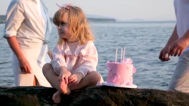 Küçük Tatlı Sarışın Kız Bacaklarına Dokunan Elleriyle Ağzını Silen Mesafeye — Stok video