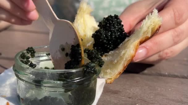 Con Frasco Vidrio Cuchara Madera Cucharada Caviar Negro Bollo Una — Vídeos de Stock