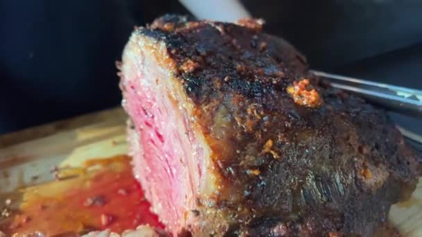 Finom Szeletek Közepesen Átsült Grillezett Marhahús Steak Fából Készült Deszkán — Stock videók