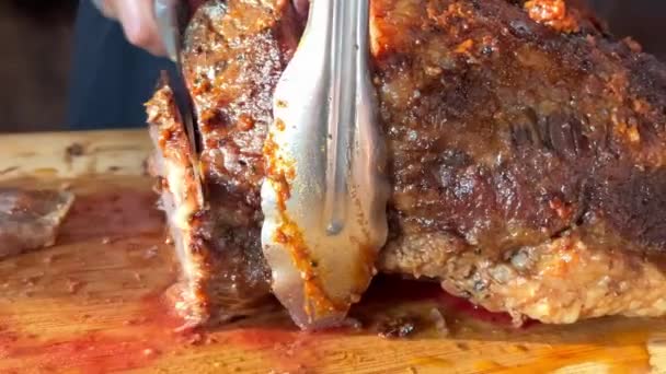 焼きたてのステーキをジューシーに おいしい肉のカットの大きな作品 シェフの準備テーブルでおいしい食事のマクロショット 食品や飲み物のコンセプト4K映像 高品質4K映像 — ストック動画