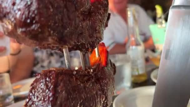 Zeitlupe Schneidet Ein Mann Ein New York Steak Auf Olivenholzplatte — Stockvideo
