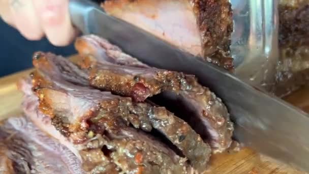 Man Hand Met Metalen Tang Zet Een Gehakte Gegrilde Biefstuk — Stockvideo