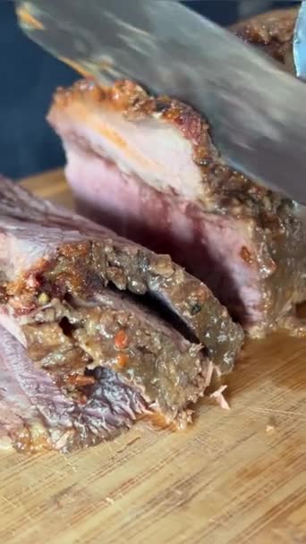 Man Hand Metal Tongs Put Chopped Grillowany Stek Wołowy Vintage — Wideo stockowe