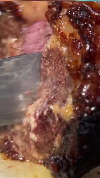 Barbacoa Kebab Cortar Gran Pedazo Carne Jugosa Con Cuchillo Enorme — Vídeos de Stock