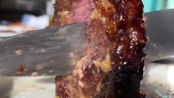 Grill Kebab Odciąć Duży Kawałek Soczystego Mięsa Ogromnym Nożem Biorą — Wideo stockowe