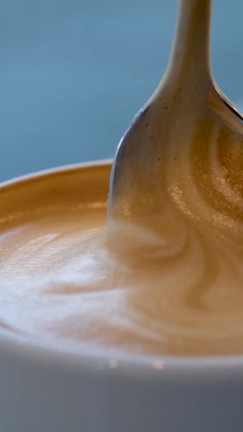 Kopp Kaffe Latte Form Hjärta Kaffebönor Gammal Trä Bakgrund Äta — Stockvideo