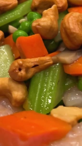 ピンクのエプロンコレクション カシューナッツと野菜のエビサツマイモが並ぶおいしいサーモンを調理します アジア料理を学ぶ 高品質4K映像 — ストック動画