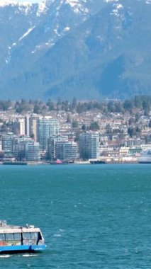 Kanada Meydanı ve Vancouver limanı ve rıhtımındaki ticari binalar gemilerin geldiği insanlar gökdelenlerde geziniyorlar Pasifik Okyanusu 'ndaki yüksek binalarda.