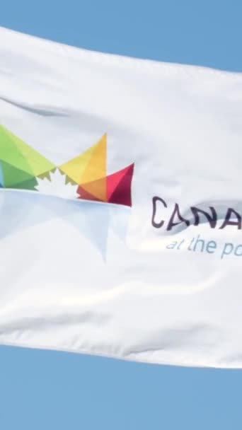 加拿大国旗覆盖 在阳光明媚的夏日 温哥华市中心的加拿大广场和商业建筑从水里眺望 不列颠哥伦比亚省 加拿大 高质量的照片 — 图库视频影像