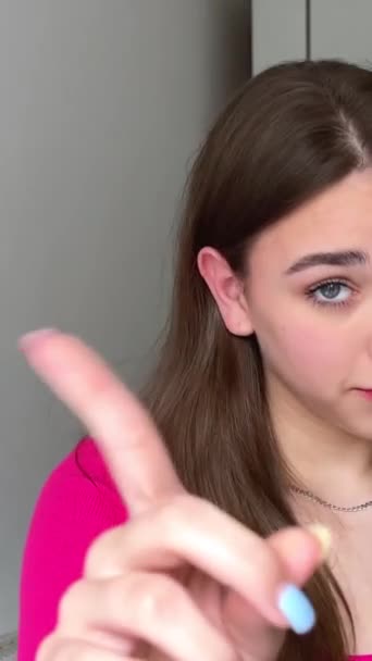 Seorang Gadis Wanita Muda Menunjukkan Jari Depan Kamera Dia Melihat — Stok Video