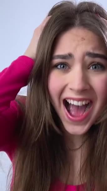 Verdriet Stress Slecht Nieuws Het Meisje Schreeuwt Neemt Haar Hoofd — Stockvideo