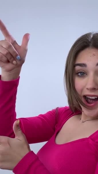 Γυναίκα Προσφοράς Ζήτησης Φανταστικό Promo Μπροστά Χαμογελαστή Κοκκινομάλλα Έφηβη Δείχνει — Αρχείο Βίντεο