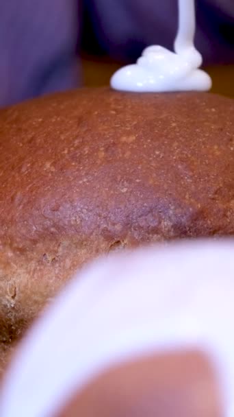 Nahaufnahme Der Küchenspachtel Schmiert Weißes Zuckerguss Auf Leckeres Orthodoxes Osterbrot — Stockvideo