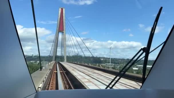 Pattullo Bridge Заднее Окно Поезда Мосту Другой Синий Поезд Проходит — стоковое видео
