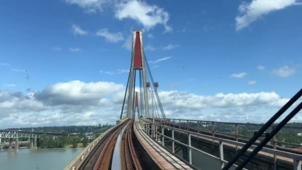 Pattullo Bridge パットゥーロブリッジ 橋の上の窓の列車もう一つの青い列車 バンクーバー普通の人々は道路の快適さを働いています観光客カナダバンクーバー2023 — ストック動画