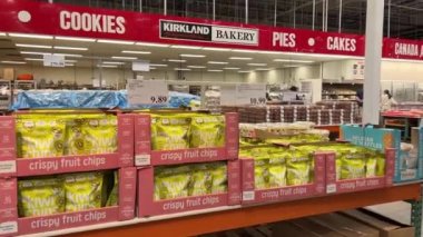 Costco toptan satış süpermarketi. İnsanlar alışveriş için büyük arabalara gidiyor. Kanada Vancouver BC 2023.