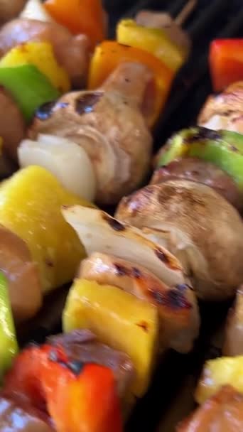 Köstliche Kebab Mit Viel Gemüse Hähnchen Und Schweinefleisch Auf Dem — Stockvideo