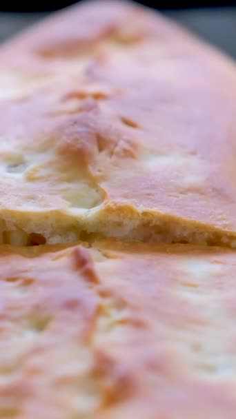 Duas Colheres Madeira Levantar Uma Deliciosa Torta Maçã Vapor Quente — Vídeo de Stock