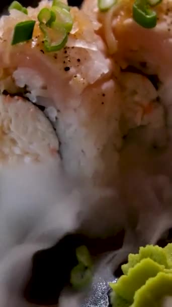 おいしいレストランアジア料理寿司プレートドライアイスデコレーションうなぎマグロセットおいしい流れる白い煙が宇宙テキスト広告の周りに包まれて — ストック動画