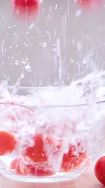 느림보 비디오 토마토가 떨어지고 테이블 물보라가 세균을 건강을 보호하는 비타민을 — 비디오