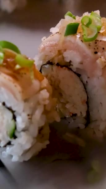 Primo Piano Bacchette Nere Prendere Sushi Con Tonno California Set — Video Stock