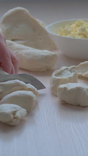 클로즈업 부드러운 맛좋고 반죽을 만드는 파이를 흔들기 조각들을 준비하는 — 비디오