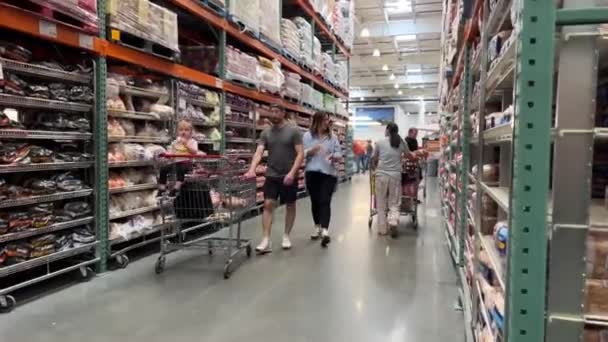 Costco Χονδρικό Σούπερ Μάρκετ Παντοπωλεία Άνθρωποι Πάνε Για Ψώνια Μεγάλα — Αρχείο Βίντεο