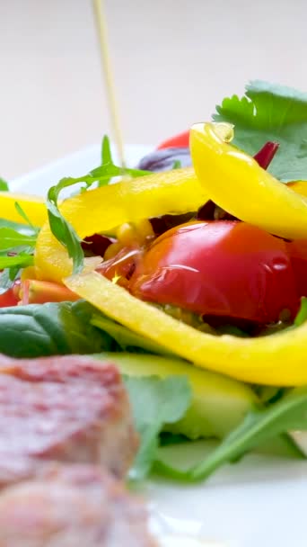 Salat Wird Mit Sonnenblumen Oder Olivenöltomaten Bewässert Gelbe Paprika Grüne — Stockvideo