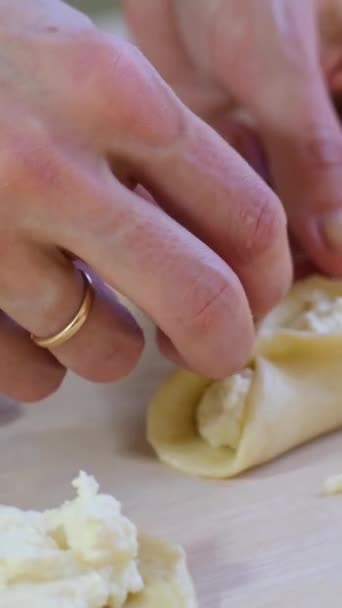 Yakın Plan Evlilik Yüzüklü Kadın Elleri Mantı Süzme Peynirli Turta — Stok video